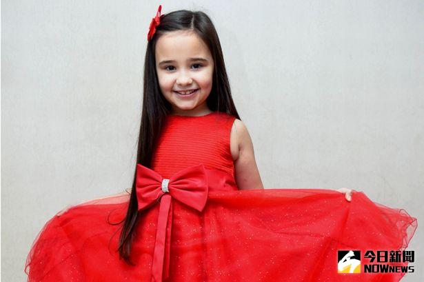 ▲潔西卡因腦膜炎而失聰，仍突破障礙成為專業孩童模特兒。（圖／翻攝自mirror）