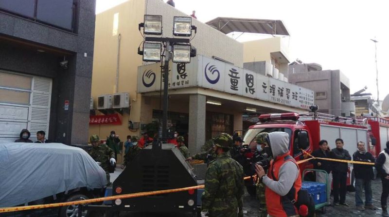 ▲0206南台灣強震，陸軍54工兵群預先架設夜間照明設備，讓現場救災的軍警消無安全之顧慮，投入救援行動。（圖／國防部發言人臉書.2016.2.6）