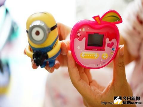 搶搭暑假電影熱潮，知名連鎖速食業者推出「神偷奶爸2」公仔，只是，卻有上班族投訴，今(18)日購買兒童餐時，拿到的居然是上上一期的玩具，直呼上當受騙，說好的神偷奶爸呢？(圖／記者李鴻典攝)