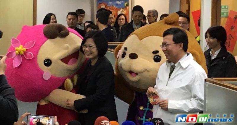 ▲桃園市長鄭文燦（右）帶著燈會吉祥物ㄚ桃、園哥到中央黨部，民進黨總統當選人蔡英文看到直乎「比我還搶鏡！」。（圖／記者楊淳卉攝,2016.2.3）