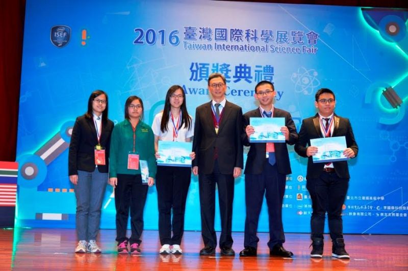 ▲復興實驗高級中學林柏翰同學(右1)，以「高產率奈米泡泡製備及其尺寸效應之探討」為題，參加2016台灣國際科學展覽會，榮獲大會一等獎的殊榮。（圖／復興實驗中學提供）