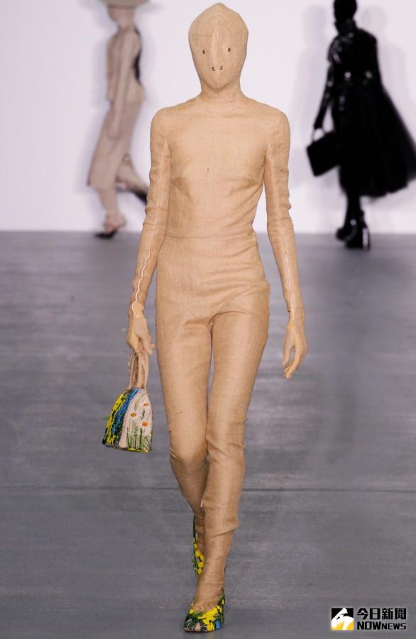 ▲英國中央聖馬丁藝術與設計學院日前舉辦了一場2016秋冬系列的時裝走秀，結果有張模特兒從頭到腳都包滿了膚色衣服的走秀照，讓網友笑翻。（圖／翻攝自wwd）