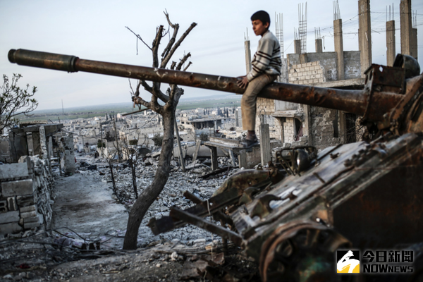 ▲敘利亞長達5年的內戰，造成了400萬人流離失所、歐洲各國備受難民危機所苦的窘境，眾人期待已久的政府軍與反抗軍2陣營的和解大會，原訂將於29日進行，但因背後勢力條件喬不攏，最終恐功敗垂成。（圖／翻攝自推特）