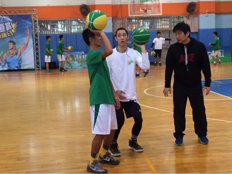 ▲林書緯（中）教導年輕學員投籃技巧。（圖／記者賴佩汝攝）