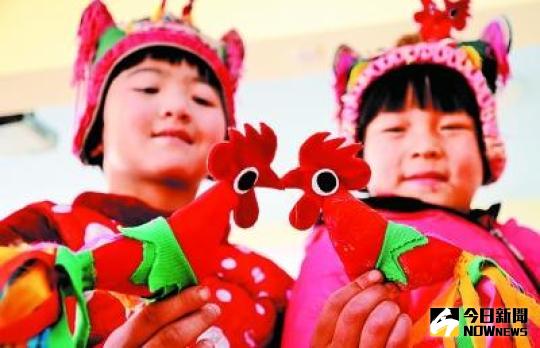 2月2日，山東省沂源縣悅莊中心幼稚園的兩名小朋友在展示縫製好的『春雞』。