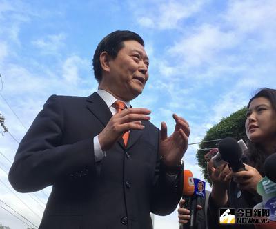 前總統李登輝11月27日凌晨因天氣關係引起小中風。李登輝辦公室主任王燕軍（左）7日說，李登輝認為可以回家自行調養，中午已由夫人曾文惠接李登輝出院，回家繼續復健。中央社記者王飛華攝　104年12月7日