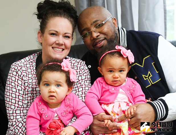 ▲麗比與丈夫塔法德瓦生下一對雙胞胎姐妹，兩人皮膚竟大不相同。（圖／翻攝自dailymail）