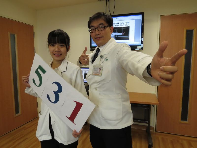 ▲伍崇弘醫師與施姍伶營養師，示範八段錦的動作要領。〈圖／記者黃玿琮攝〉