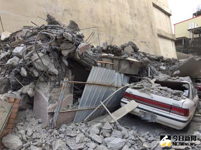 高雄市6日上午3時57分發生規模6.4地震，各地陸續傳出災情，有車輛遭倒塌的水泥建物壓毀。中央社記者郭日曉攝 105年2月6日