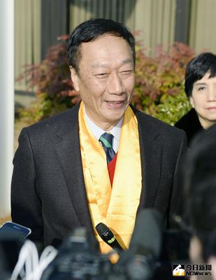 台灣鴻海科技集團董事長郭台銘5日在大阪市的夏普總部前接受媒體採訪。共同社報導，郭台銘已經安排與夏普社長高橋興三見面，希望日本時間下午3時左右簽訂合約。（共同社提供）中央社 105年2月5日