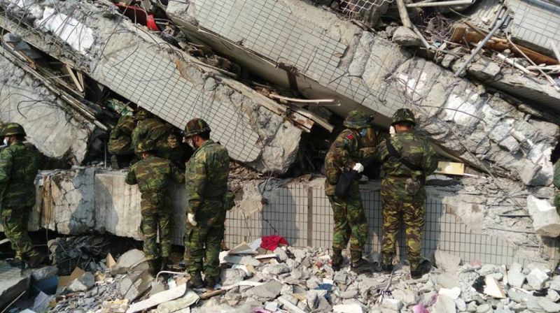 ▲南台大地震，陸軍54工兵群出動油壓動力源等工具破壞塌樓結構，在台南永大路災區全力協助受困民眾。。（圖／國防部發言人臉書2016.2.6）
