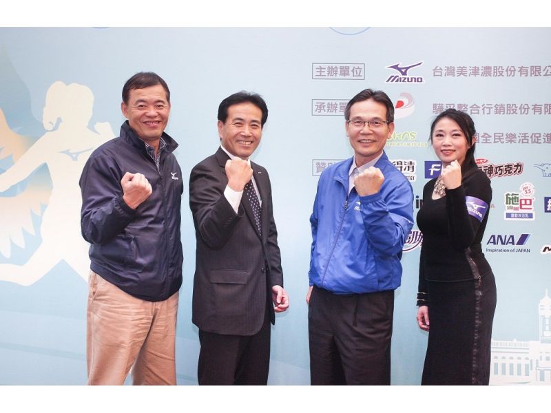 ▲美津濃副總經理李輝煌（左一）、ANA台北支店長島一範（左二）、美津濃總經理周宏津（右二）、高祖寧（右一）笑說因美食壓力而去跑步舒壓，為了美麗體態。（圖／驊采整合行銷提供）