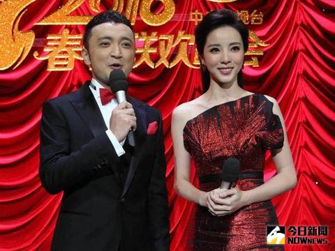 李思思（右）主持春晚，身上禮服MIT製造。（圖／Level 6ix。2016.02.08）