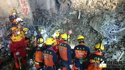 0206地震台南災區維冠金龍大樓坍塌地，新北市府消防局特搜隊（圖）11日持續支援搶救，由桃園市府消防特搜主導，新北特搜配合搜索。（新北市府消防局提供）中央社記者黃旭昇新北市傳真  105年2月11日