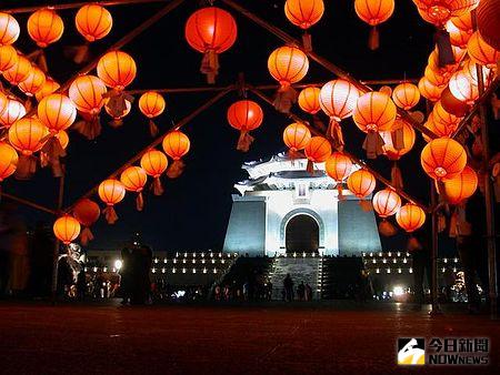 ▲ 台灣元宵節以賞花燈、猜燈謎、吃元宵為主軸，透過這些活動拉近人與人之間的情感。。（圖／維基百科）