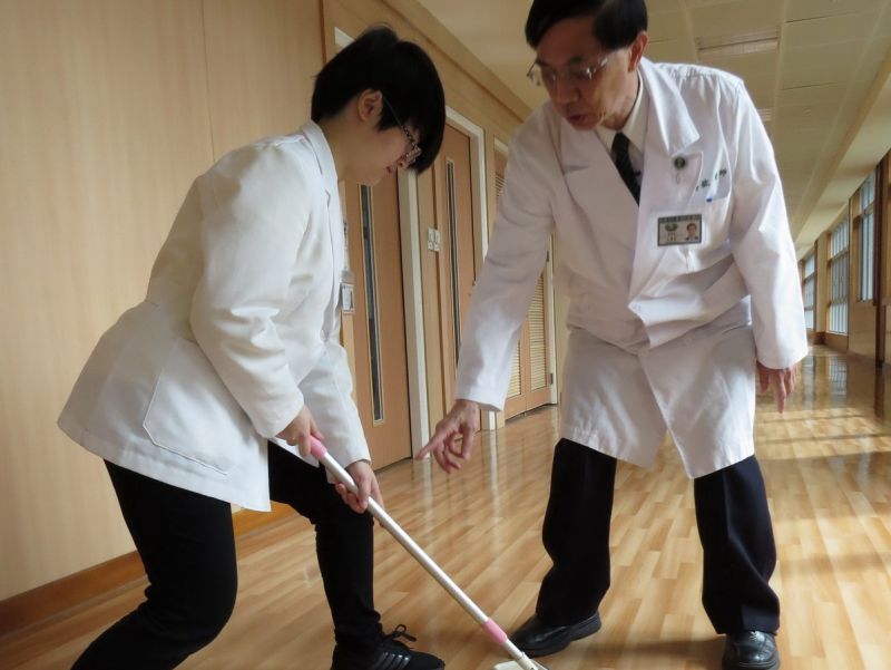 ▲呂傳欽醫師說明，大掃除時姿勢不正確，都會使椎間盤承受的壓力大增，壓迫到神經就會引起痠痛。〈圖／記者黃玿琮攝〉