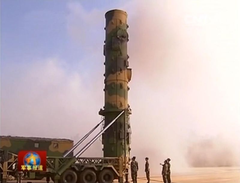 央視披露的火箭軍東風-21甲彈道導彈發射過程。