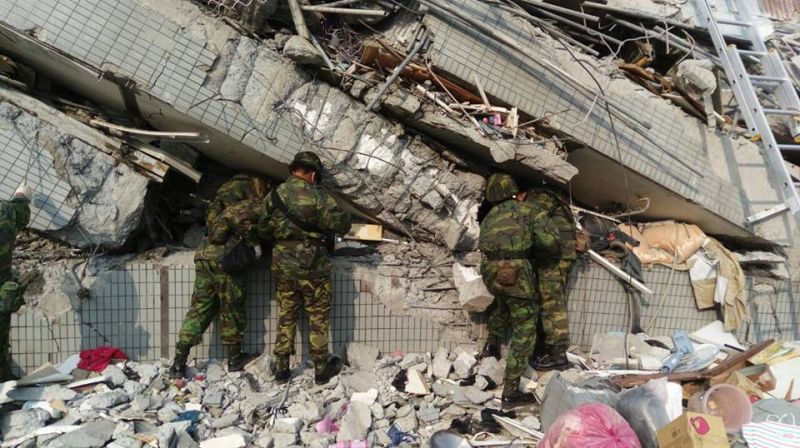 ▲南台大地震，陸軍54工兵群出動油壓動力源等工具破壞塌樓結構，在台南永大路災區全力協助受困民眾。。（圖／國防部發言人臉書2016.2.6）