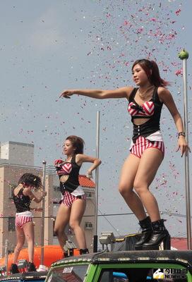 繞境酬神 鋼管女郎上陣（2） 台中市新社區的九庄媽22日遶境附近各個庄頭，附近12家廟宇的陣頭到場酬神，鋼管女郎熱舞，成為全場最受矚目焦點。中央社記者陳淑芬攝   104年2月22日