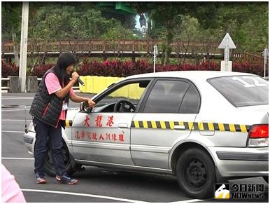 ▲大龍港駕訓班教練親自教學示範給業者。（圖／公關照片）
