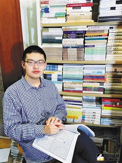 林嘉文此前在自家書房留影。