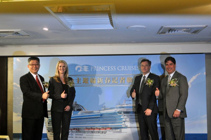 ▲公主郵輪總裁總裁舒瓦茲(Jan Swartz)(左二)來台宣布，旗下「黃金公主號」將以基隆港為母港。（圖／馬怡建攝）