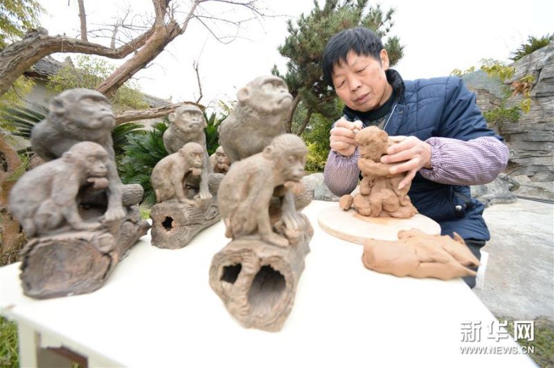 2月4日，民間泥塑藝人黃澤富在捏制『生肖猴』泥塑。