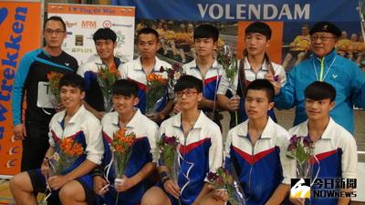 在荷蘭舉行的2016年世界室內拔河錦標賽，中華隊21日在23歲以下級的青少年組560公斤級決賽中，輕鬆的以直落二擊敗荷蘭隊，為中華隊摘下金牌。中央社記者江今葉荷蘭瓦倫丹攝 105年2月22日