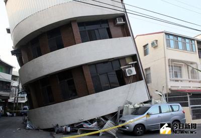 台南市仁德區太子路一處大樓在6日凌晨的地震後傾倒，一樓嚴重毀損，還壓到機車。中央社記者楊思瑞攝 105年2月6日
