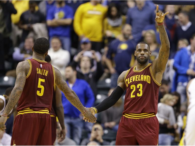 見到「小皇帝」LeBron James（右）被推，「神經刀」J.R. Smith（左）立刻上前「護駕」。（圖／美聯社／達志影像）