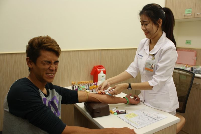 ▲ 統一獅隊外野手方昶詠抽血時表情猙獰，令人莞爾。（圖／統一獅球團提供）