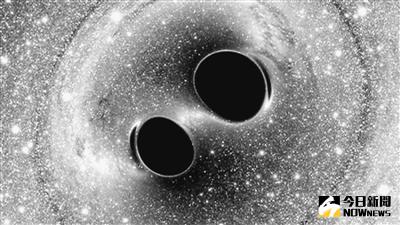 類比圖顯示兩個黑洞碰撞並合，產生引力波。