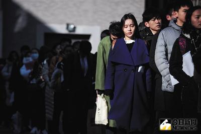 最美理由：中戲考場外這位陽光中的藍衣女子,有著甜美的面相,和比較文藝範兒的氣質。