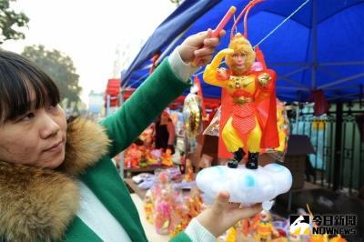 今年市場上的花燈以『大聖』造型為主。