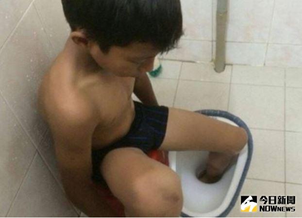 ▲馬來西亞一名13歲青少年，上廁所時，一時失足，左腳恰巧直插蹲式馬桶的洞口，讓他無法以自身力量拔出，最後消防隊員趕到，出動4名人員成功救援。（圖／翻攝自《詩華資訊》）