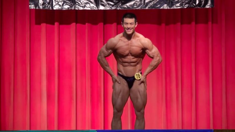 ▲民進黨總統當選人蔡英文隨扈葉飛纓，曾獲大專健美先生，爆紅後當時比賽影片也被網友搜出。（圖／翻攝Youtube）