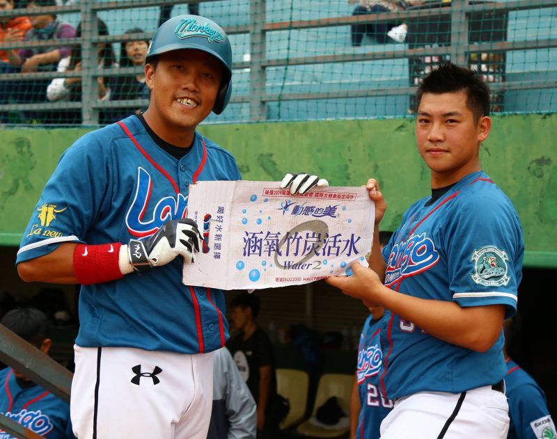 ▲郭修延（圖左）在八局上夯出兩分砲，奠定球隊勝基。（圖／取材自Lamigo桃猿官方臉書粉絲團）