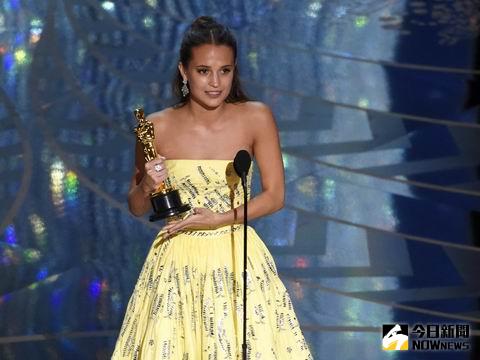 艾莉西亞維坎德勇奪最佳女配。（圖／美聯社。2016.02.29）