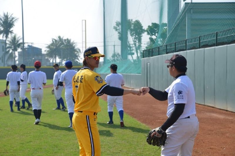 ▲中信兄弟張志豪不時給學員打氣，勉勵學員既然選了棒球路，就不要怕辛苦，要為自己熱愛的棒球堅持下去。（圖／中信兄弟提供）