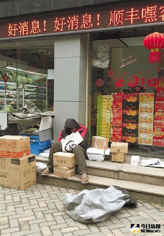 春節工作量猛增2倍，快遞小哥坐在台階上睡著了。