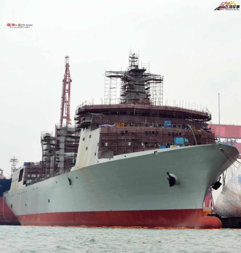 網友實拍某地港口，正在建造中的國產綜合補給艦，從各個角度體會這艘『奶媽』艦的龐大。