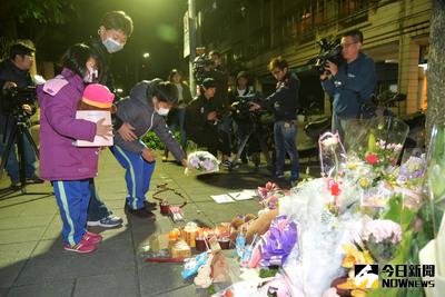 台北市內湖區1名4歲女童28日上午遭33歲王姓嫌犯殺害死亡，入夜後持續有民眾到現場獻花致哀，也有父母帶著孩子前來致意。中央社記者孫仲達攝　105年3月28日