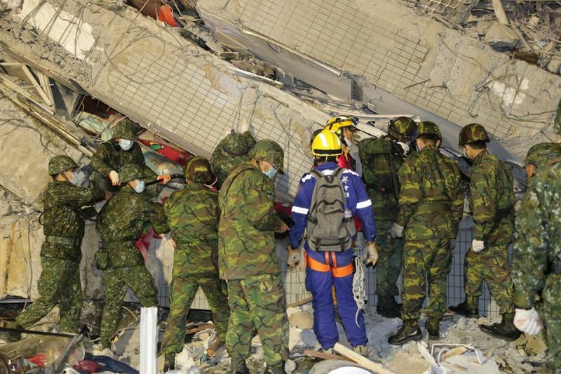 ▲南台灣大地震，為保握黃金救援時效，國軍夜間持續在台南倒塌維冠金龍大樓搜救生還者。（圖／國防部發言人臉書.2016.2.6）