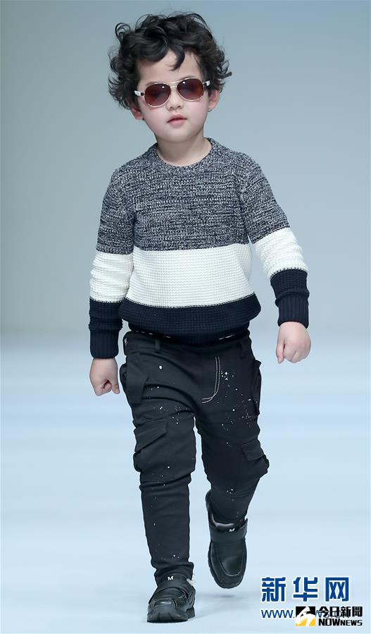 小模特在展示設計師楊珊的童裝作品。