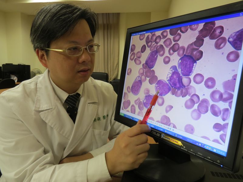 ▲男子骨髓抺片檢查顯示，大部份是血癌細胞。。（圖／台中慈濟提供）