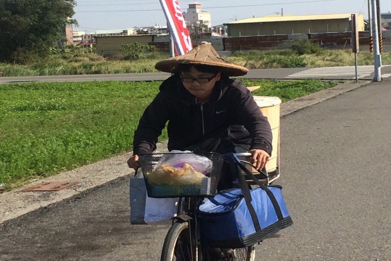 ▲男子一圓創業夢揮汗擺攤叫賣古早味米糕。（圖／黃芳祿攝）