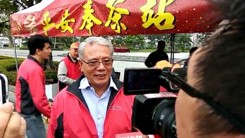 ▲白沙屯媽祖3月23日清晨由溪洲出發回鑾，網傳頂新魏家兩兄弟魏應充與魏應交跪求鑽轎，但白沙屯媽祖沒有停下來，為此，魏應交表示不會失望。（圖／頂新提供）