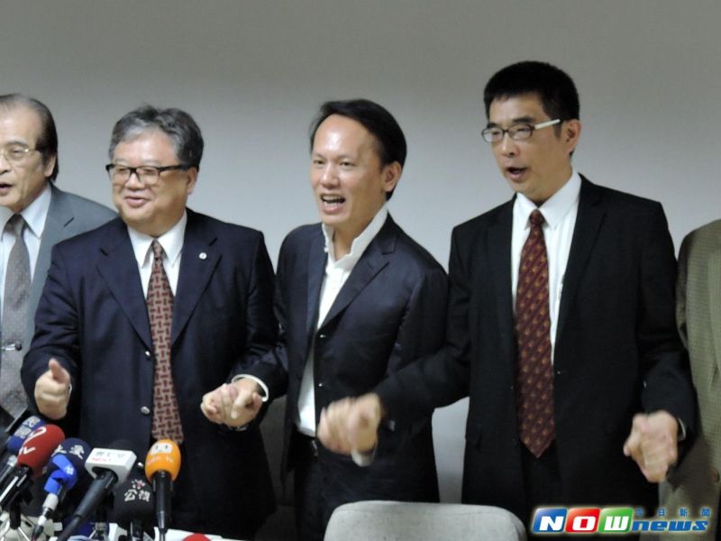 ▲泰山董座詹岳霖(中)與台灣植物油製煉工業同業公會和其他油品業者，共同發表聲明。他說若能「危機化轉機」重建台灣食安制度，將有效重建消費者信心。（圖／記者許家禎攝）