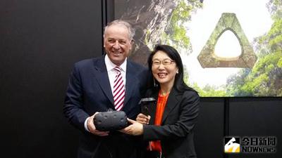 宏達電董事長暨執行長王雪紅親自接待由瑞士聯邦前總統阿多夫．歐吉（Adolf Ogi）率領的亞洲新興市場經貿團。（宏達電提供）中央社記者江明晏傳真　105年3月3日