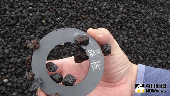 ▲爐渣非法混入預拌混凝土中，將危及工程品質。